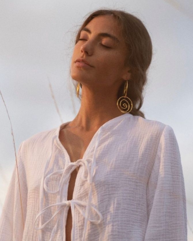 Camisa blanca en exteriores